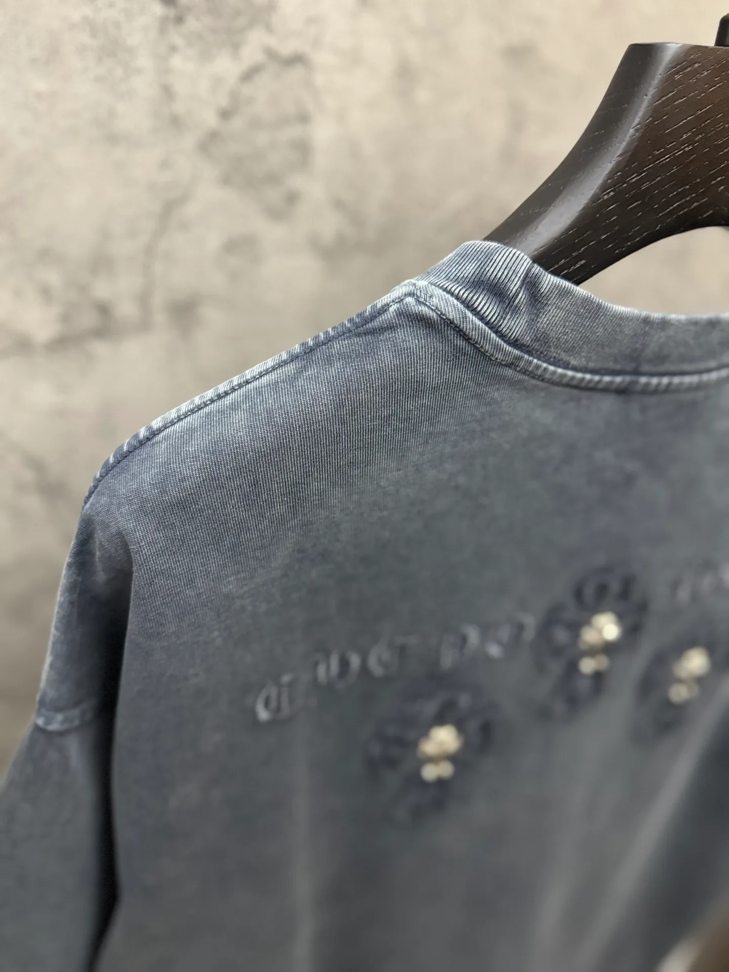 P230 top version, real shot without P, ​​different from market currency) 𝗖𝗵𝗿𝗼𝗺𝗲 𝗛𝗲𝗮𝗿𝘁𝘀/Croxin 2026 spring new original single counter American washed patch embroidered couple short sleeves 👑The highest version! Customized fabric 320 grams, washed and fried. Best-selling model at the counter. Very comfortable to wear. Accessories: Original molded and authenticated collar label➕100% silk wash label. Genuine purchase-grade original hangtag➕matching hanging rope➕3D hanging beads➕original packaging bag. Craftsmanship: The original version has consistent wiring! The highest version of the armhole matching technique! Color: Gray Black Size: S M L XL Style No.: 6609